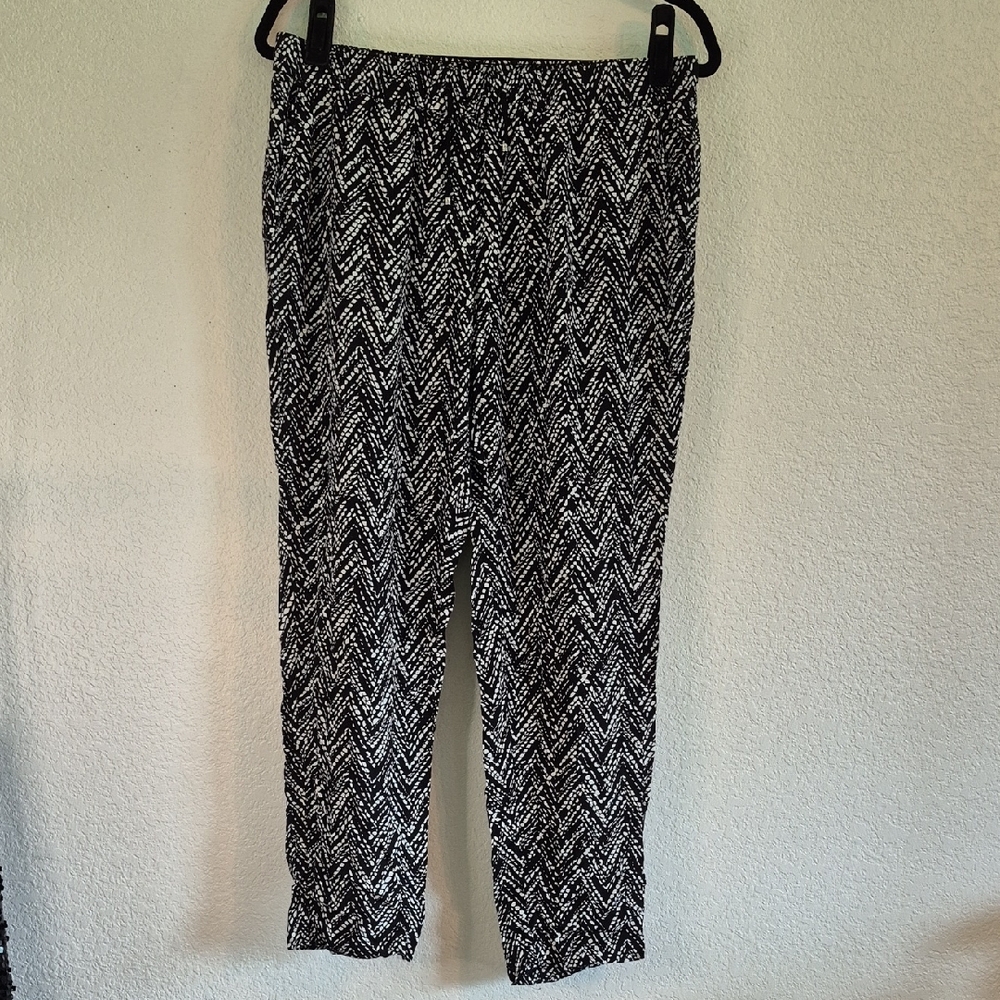 White House Black Market Black and White Ankle Cropped Pants